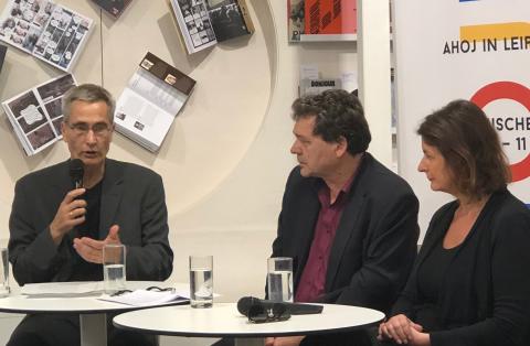 Podiumsdiskussion „Gute Nachbarschaften - Was kann Literatur beitragen?“ mit dem Berliner Literaturkritiker Jörg Plath, Moderator Thomas Geiger, Literarisches Colloquium Berlin und der Prager Schriftstellerin Radka Denemarková. Foto: Ruth Justen